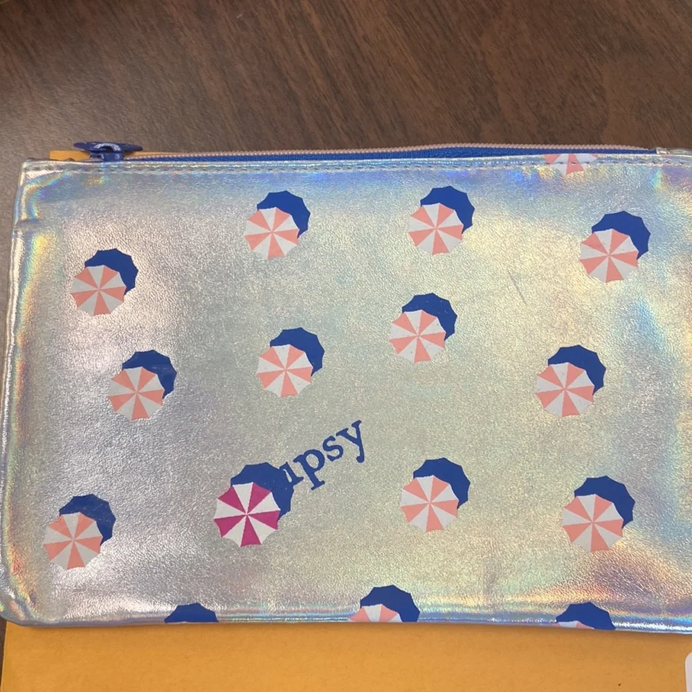 Small make up cases. Price includes all 6 of them.